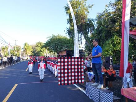 SEKRETARIS DESA BONDALEM MEWAKILI PERBEKEL LEPAS PESERTA GERAK JALAN SEMARAK HUT RI KE-81